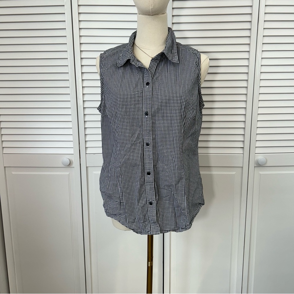 SOLD💗 St. John's Bay Black and White Gingham Print Sleeveless Button Down Tank